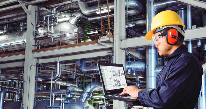 Kỹ sư kiểm tra hệ thống HMI/SCADA trong nhà máy để đảm bảo an ninh mạng công nghiệp với giải pháp AVEVA